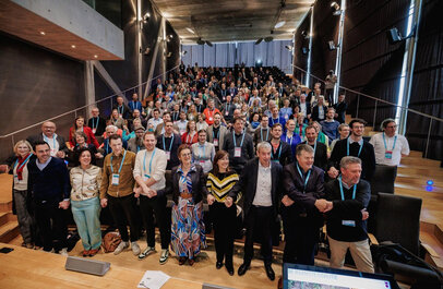 Door elkaars handen vast te houden, ondervonden de aanwezigen op het Klimaatcongres hoe een warmtenet werkt.