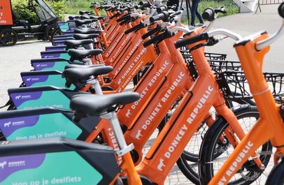 Allemaal oranje fietsen van Donkey op een rij.