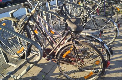 foto van achtergelaten fietsen in een fietsenstalling