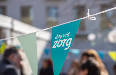 Een vlaggetje met dan van de zorg op