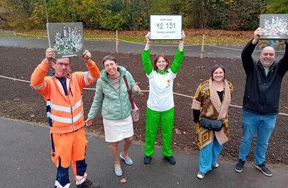 Gelukkige medewerkers van lokaal bestuur Boom steken affiches in de lucht