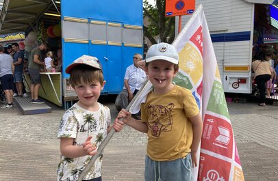 Kinderen zwaaien met SDG-vlag