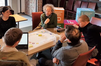 Medewerkers doen de SDG-cirkeloefening.