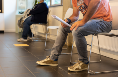 Mensen wachten in een wachtzaal