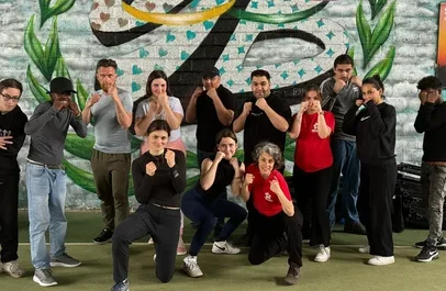 Groep jongeren met politie