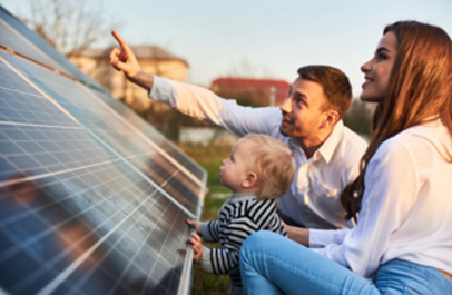 jong gezin naast zonnepanelen