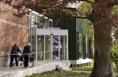 foto van project: 2 senioren gaan het cultuurhuis binnen