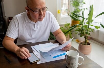 man leest formulieren