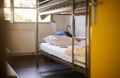 deze afbeelding toont kamer met stapelbed