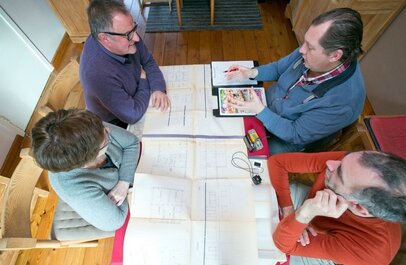 mensen rond tafel over renovatie aanbod