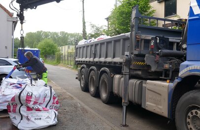Vrachtwagen haalt veilig asbest op