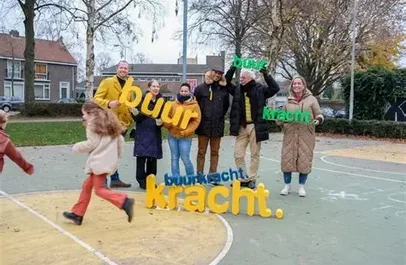 groep mensen op plein met de letters buurkracht