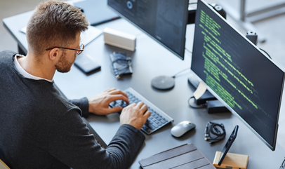 Man achter computer
