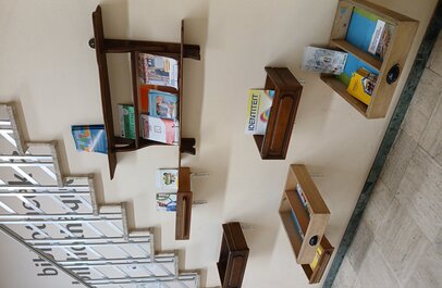 boeken gepresenteerd op een muur