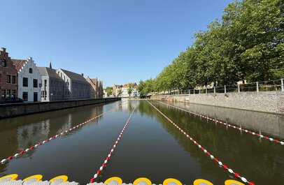 foto sportieve zwemzone met banen vanaf ponton