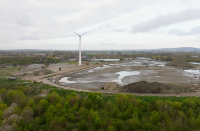 overzichtsfoto van site met windturbine