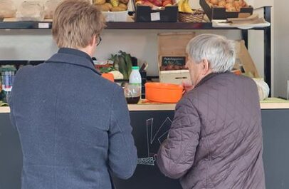 2 personen in de sociale kruidenier