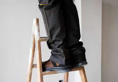 benen van klusser op ladder