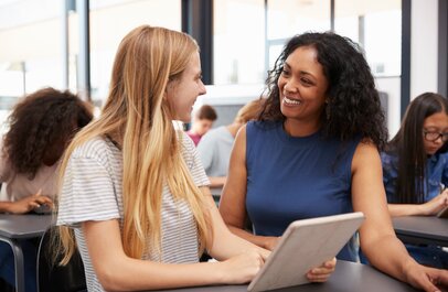 Twee vrouwen in gesprek op de werkvloer