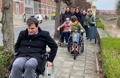 Burgemeester Lier in rolstoel