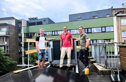 foto van gerenoveerd Ecohuis met 3 betrokken medewerkers