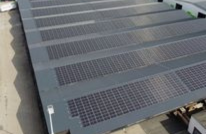 foto van zonnepanelen op een bedrijfsdak