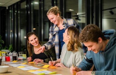 groep burgers die samen brainstormen
