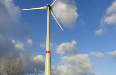 foto windturbine in het landschap