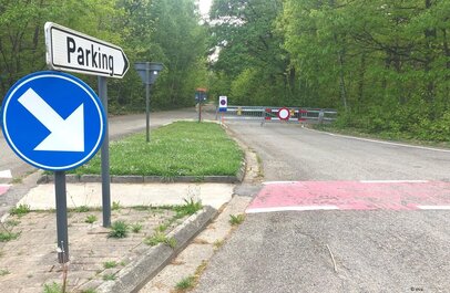 straat met verkeersbord