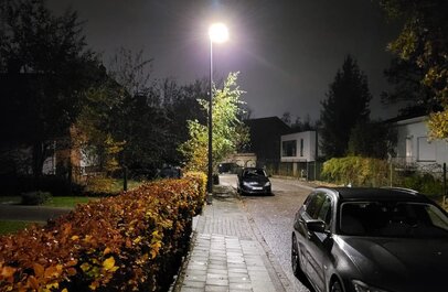 straatverlichting donkere woonwijk