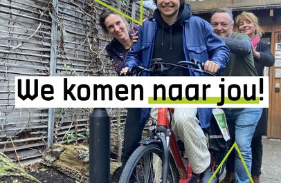 foto met vier mensen op een fiets en de slogan 'We komen naar jou!"