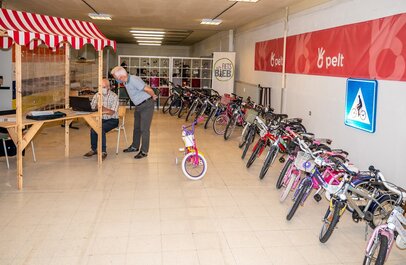 foto van fietsbieb met rij klaarstaande uitleenfietsen