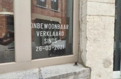 foto voorgevel met tekst 'onbewoonbaar verklaard'