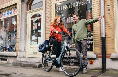 Fietser bij fietswinkel