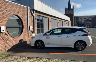 Elektrische wagen die oplaadt aan de bibliotheek