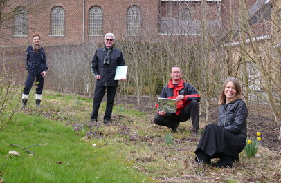 Vier mensen in tuin