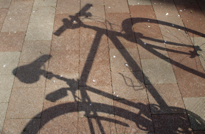 schaduw van een fiets op de grond