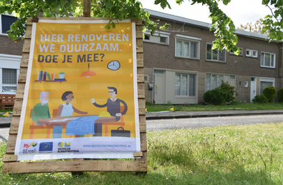 campagnebord met affiche opgeplakt tegen boom