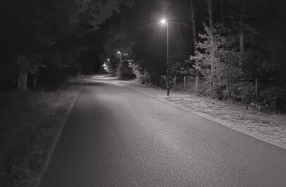 Zwart-wit foto van de snelweg met adaptieve verlichting