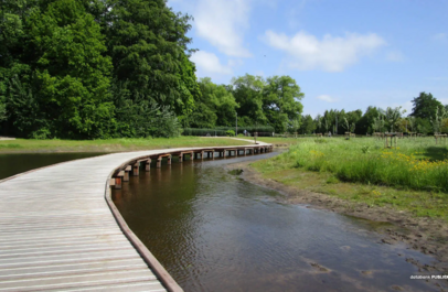 Loopbrug op water in het Steevens Park.