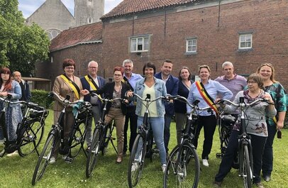 Gemeentepersoneel op de fiets