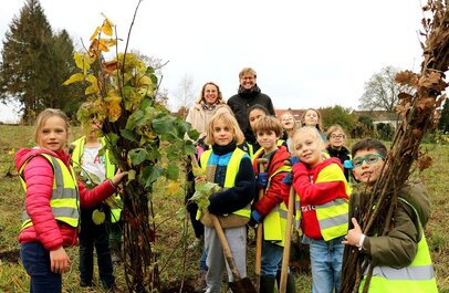 Kinderen planten bomen aan