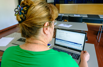 Een vrouw werkt aan een laptop