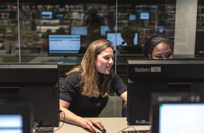 Twee vrouwen zitten te werken aan een computer
