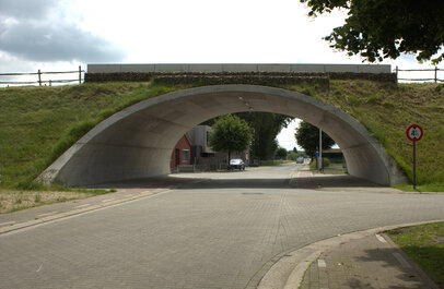 foto van tunnel als doorsteek voor (oa) fietsers