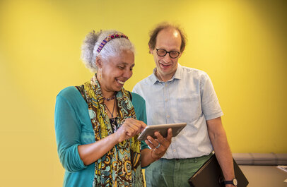 Een vrouw en een man met een tablet