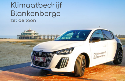 foto met op de voorgrond elektrisch voertuig met logo Klimaatbedrijf, achtergrond de zee en pier van Blankenberge
