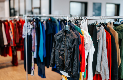 Kledingrekken vol tweedehands kledij