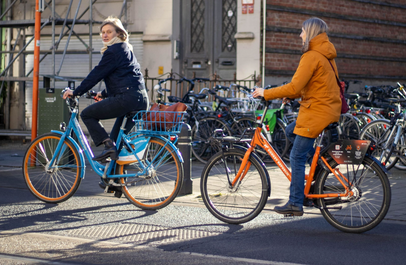 foto van 2 mensen op verschillende deelfietsen