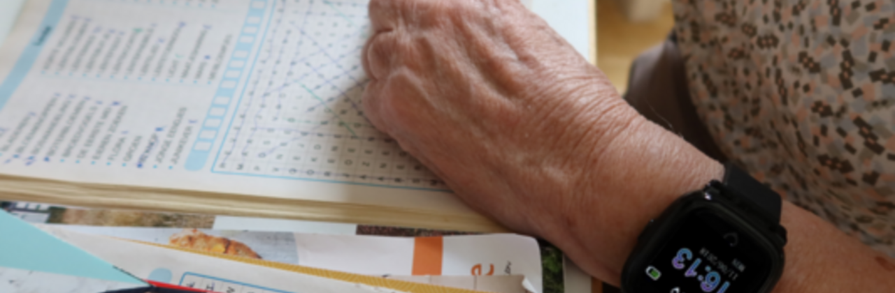 Decoratieve afbeelding: oudere persoon met horlogo leest
